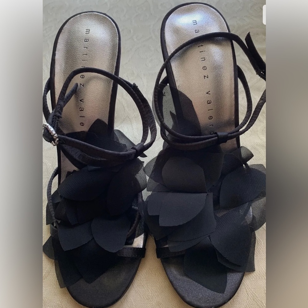 Martinez Valero Black Floral T-Strap Heels Strappy Sandals Size 8 Dressy Evening